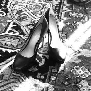 Black close tie Jessica Simpson heals